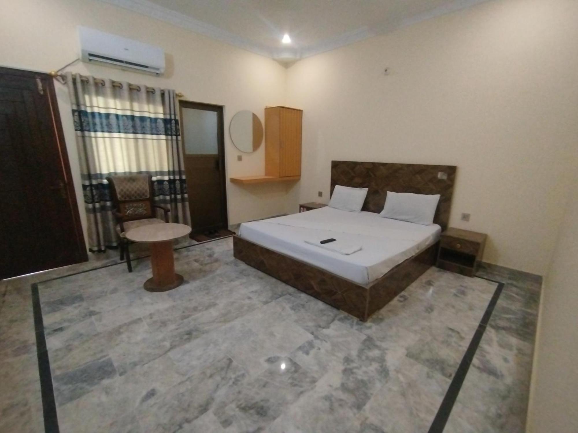 Hotel Crown Plaza, Near Karachi Airport, Darul Sehat Hospital, Dow, Agha Khan And Liaqat Hospital Esterno foto