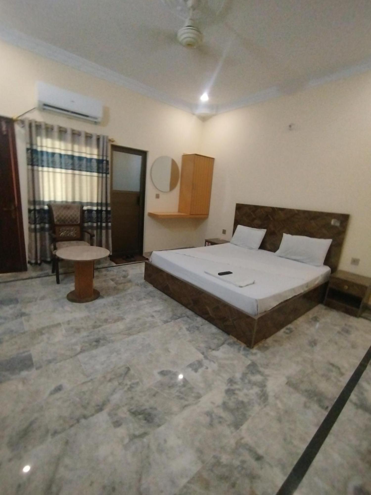 Hotel Crown Plaza, Near Karachi Airport, Darul Sehat Hospital, Dow, Agha Khan And Liaqat Hospital Esterno foto