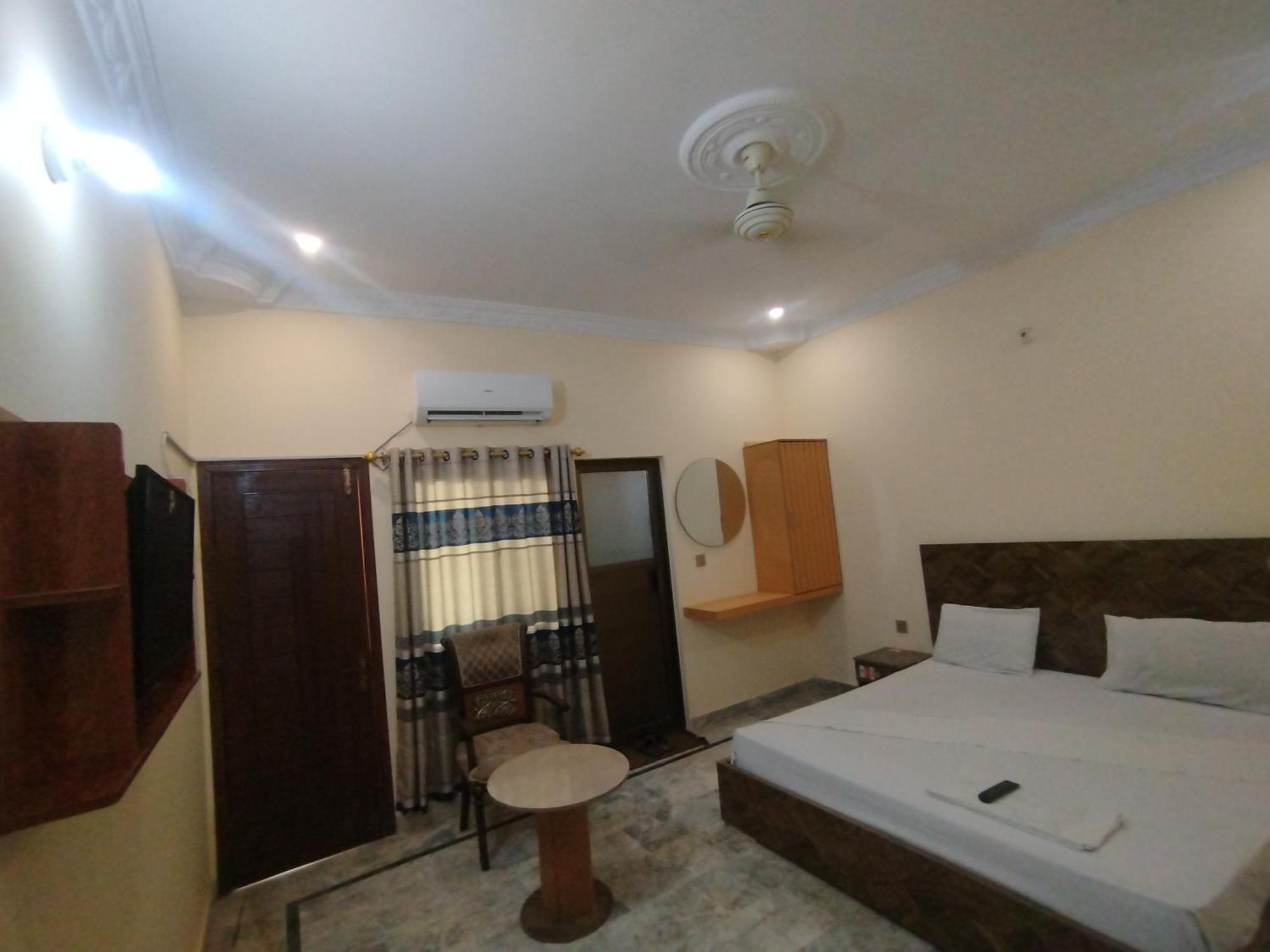 Hotel Crown Plaza, Near Karachi Airport, Darul Sehat Hospital, Dow, Agha Khan And Liaqat Hospital Esterno foto