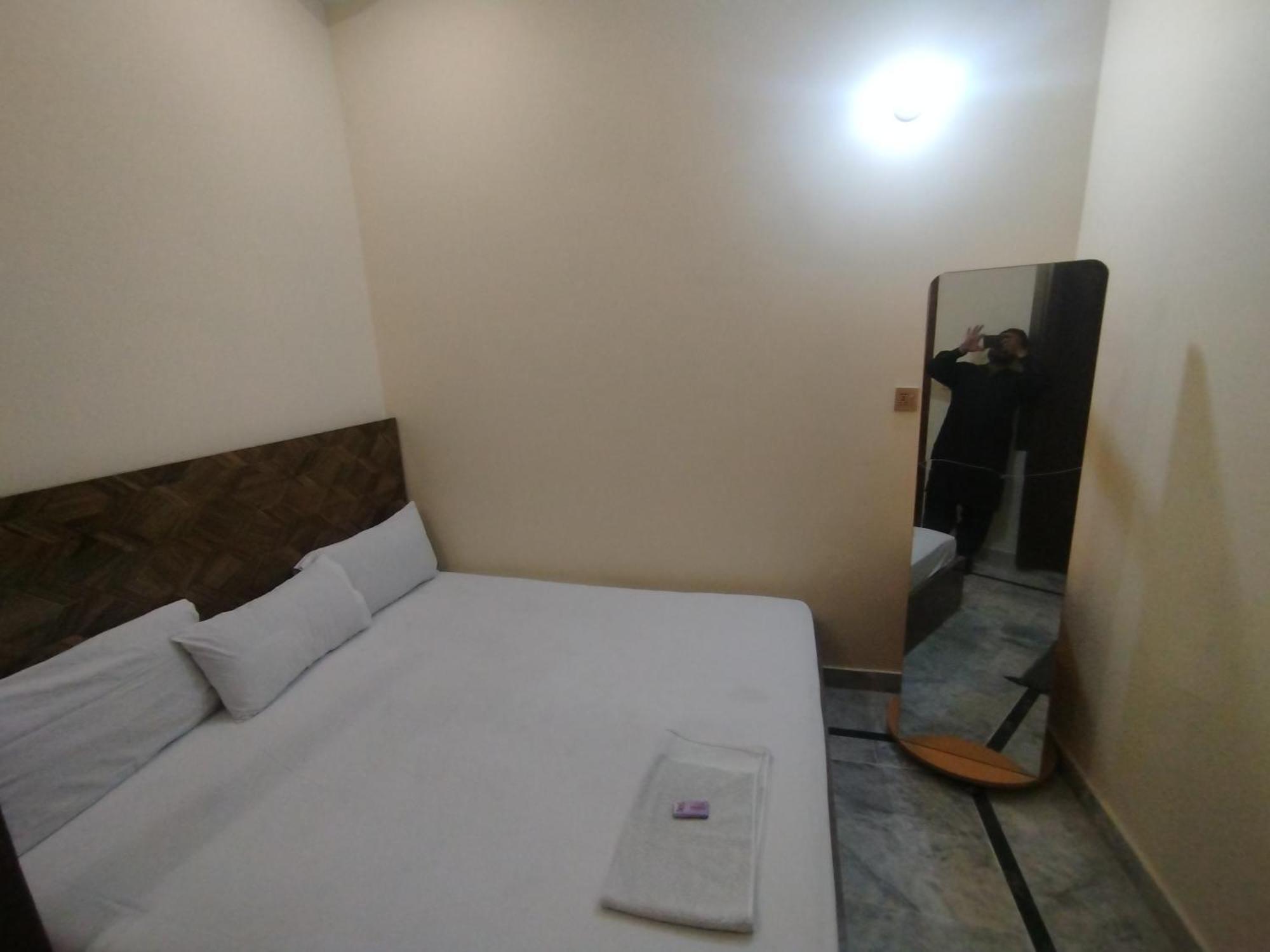 Hotel Crown Plaza, Near Karachi Airport, Darul Sehat Hospital, Dow, Agha Khan And Liaqat Hospital Esterno foto